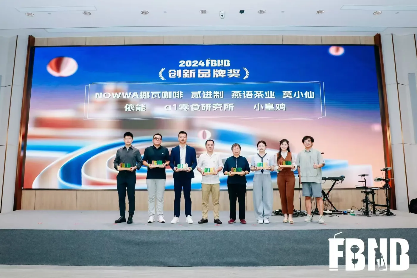 a1 recibiendo el premio FBNB 2024 a la marca innovadora