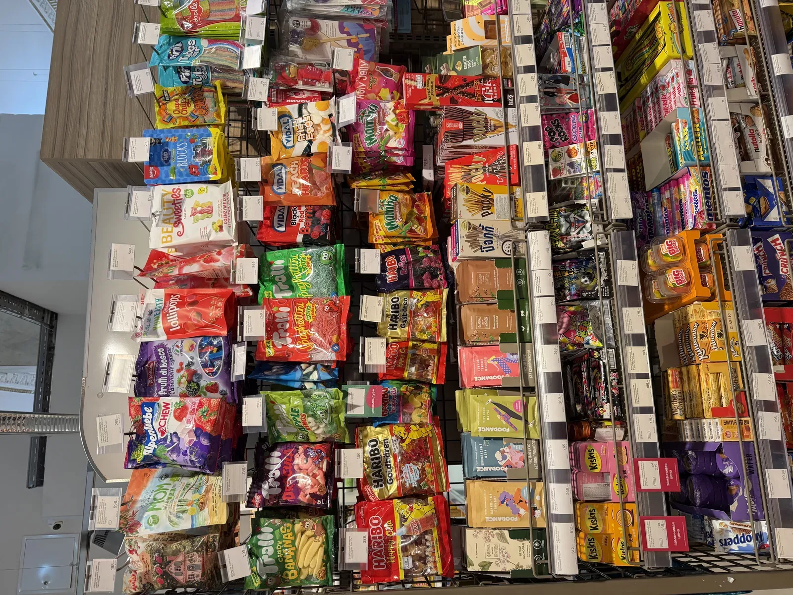 estanterías de golosinas en un mercado de exportación con gomitas en doypack