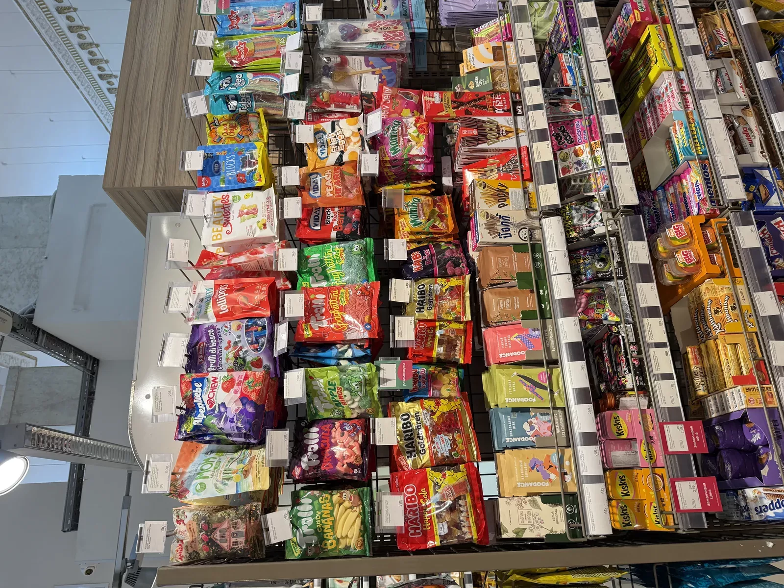 productos de gomitas a1 en una estantería de retail en Rusia